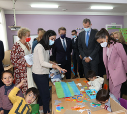 Sus Majestades los Reyes visitan el taller de Ilustración
